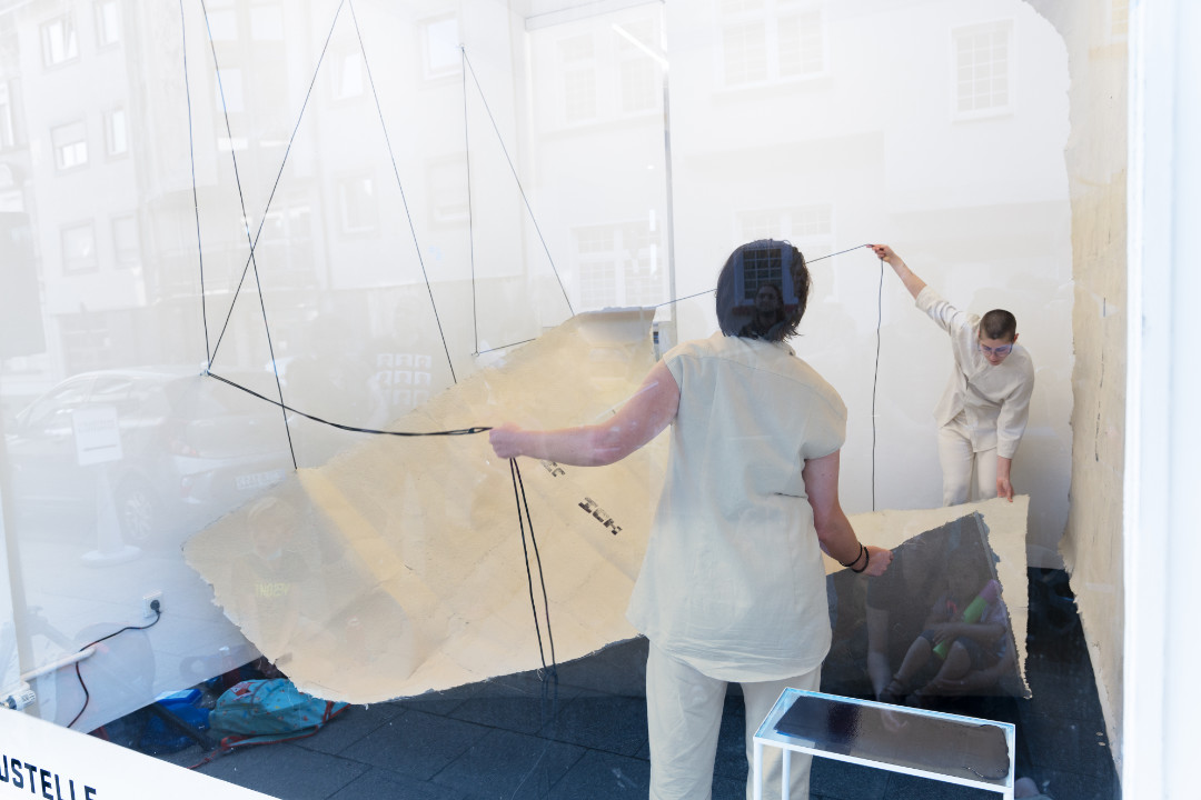 Schwerelos-performance copyright Jana Buch