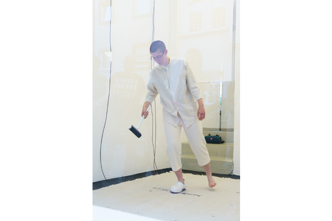 Schwerelos-performance copyright Jana Buch