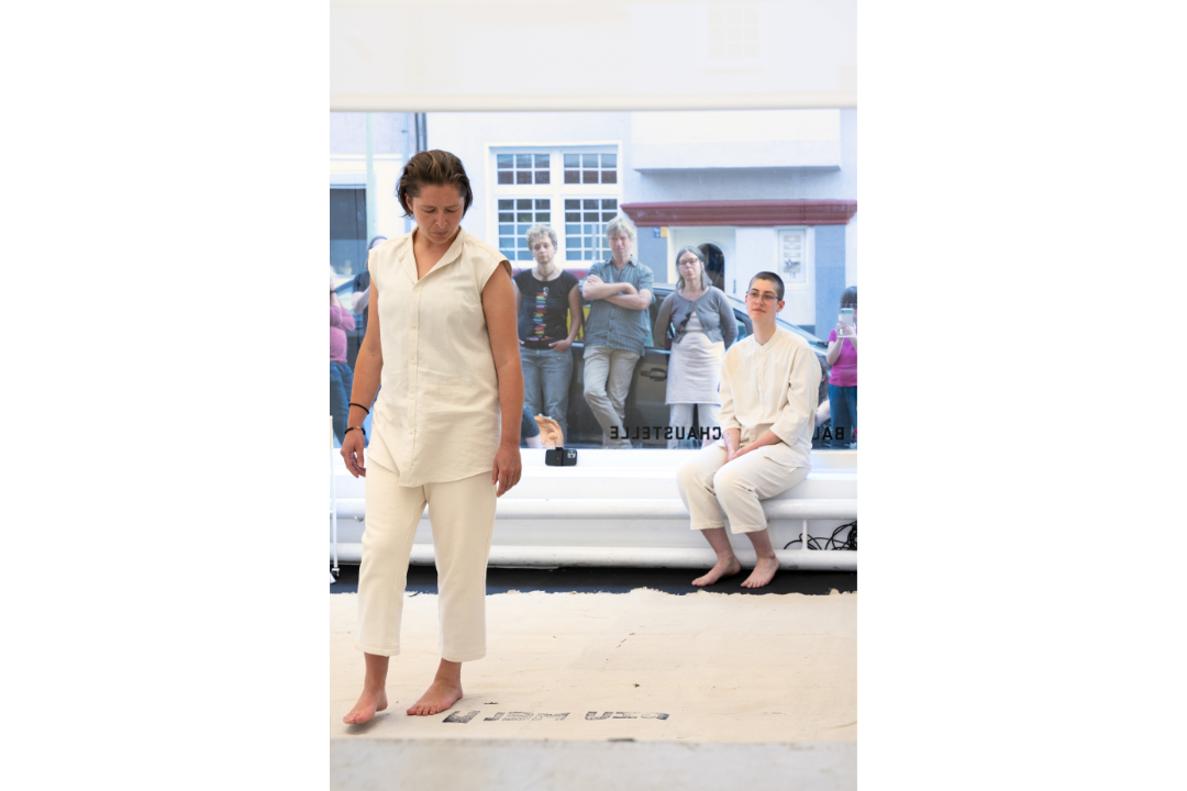 Schwerelos-performance copyright Jana Buch